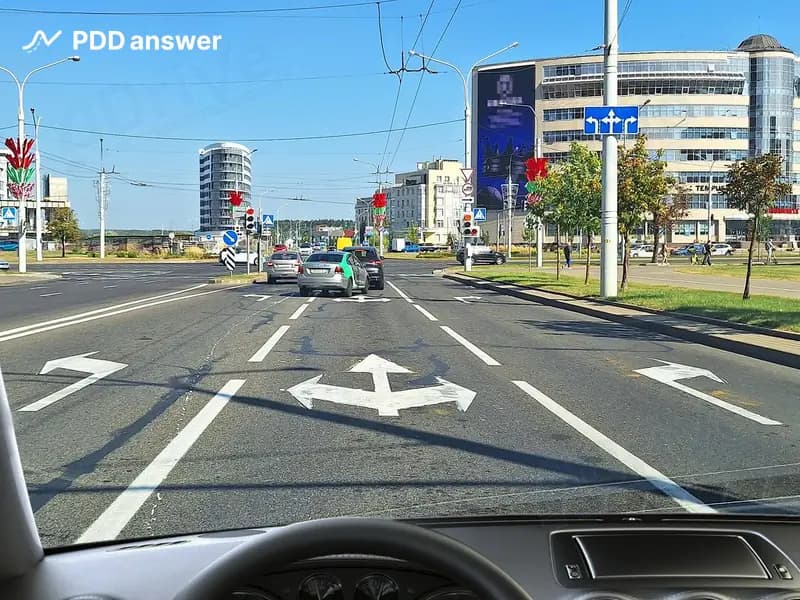 В каких направлениях Вам, управляя легковым автомобилем, будет разрешено продолжить движение при включении разрешающих сигналов светофора из занимаемой полосы движения?