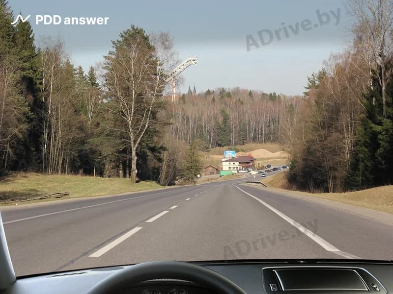 В какой зависимости находится сила сцепления шин с дорожным покрытием от скорости движения автомобиля?