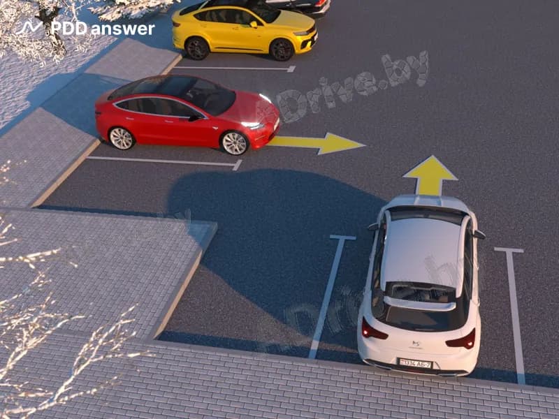 Водители белого и красного автомобилей одновременно начинают движение. Кто в показанной ситуации обязан уступить дорогу?