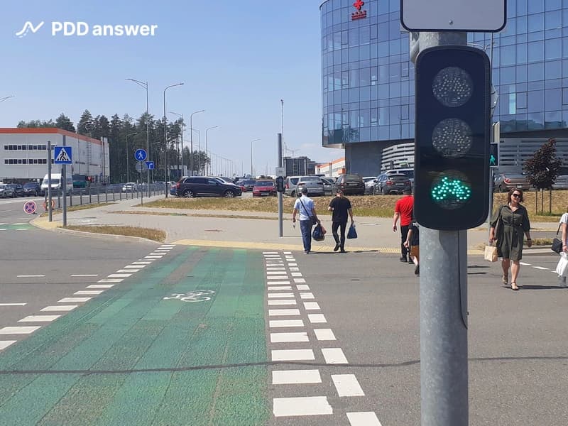 Обязаны ли спешиваться велосипедист и водитель средства персональной мобильности, двигаясь на разрешающий сигнал на показанном велосипедном переезде?