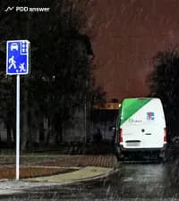 При остановке и стоянке в жилой зоне в тёмное время суток на неосвещённых участках дороги или при недостаточной видимости на автомобиле, согласно Правилам дорожного движения: