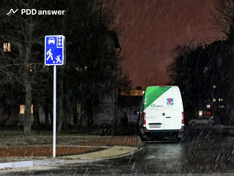 При остановке и стоянке в жилой зоне в тёмное время суток на неосвещённых участках дороги или при недостаточной видимости на автомобиле, согласно Правилам дорожного движения: