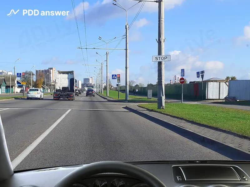 В каком месте Вы должны остановиться в показанной ситуации при включении запрещающего сигнала светофора?