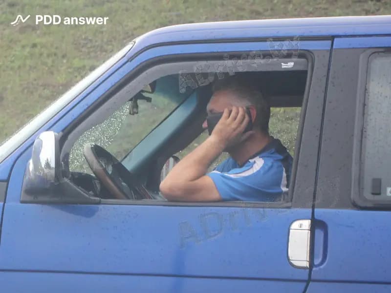 Какие меры административного воздействия предусмотрены к водителю (за исключением водителей транспортных средств оперативного назначения), в случае пользования им во время движения транспортного средства аппаратом радио- или телефонной связи, не оборудованным техническим устройством, позволяющим вести переговоры без использования рук?