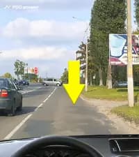Является ли перекрёстком показанное стрелкой место примыкания дороги?