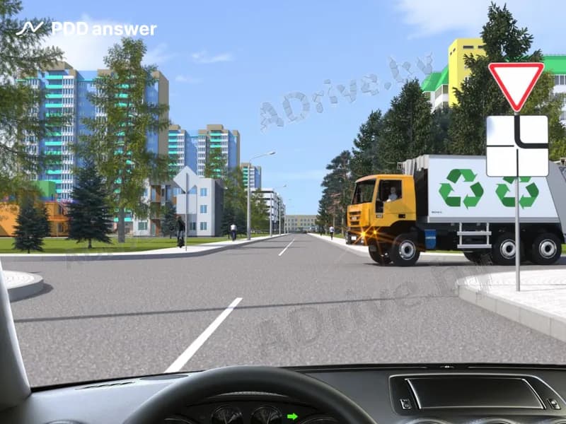 Как Вы должны поступить, подъехав к перекрёстку для поворота направо в показанной ситуации, если водитель грузового автомобиля намерен развернуться на перекрёстке?