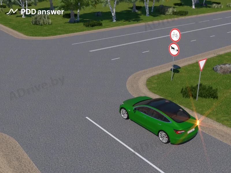 Водитель зелёного автомобиля совершает поворот направо на перекрёстке. Как он должен вести автомобиль по дороге, на которой установлены показанные на рисунке запрещающие дорожные знаки?