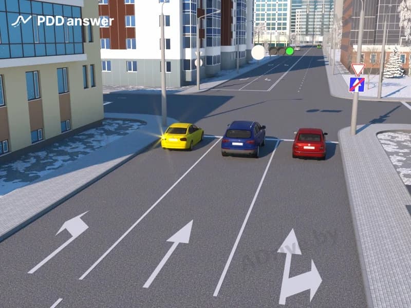 Какие из легковых автомобилей могут продолжить движение через перекрёсток в показанной ситуации при таком сигнале светофора?