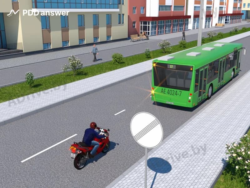 Разрешено ли мотоциклисту выполнить обгон автобуса в показанной ситуации?