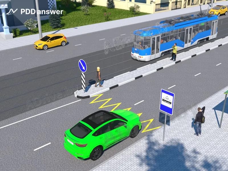 Разрешено ли водителю зелёного автомобиля опередить трамвай в зоне остановочного пункта трамвая в показанной ситуации при отсутствии пешеходов на проезжей части дороги?