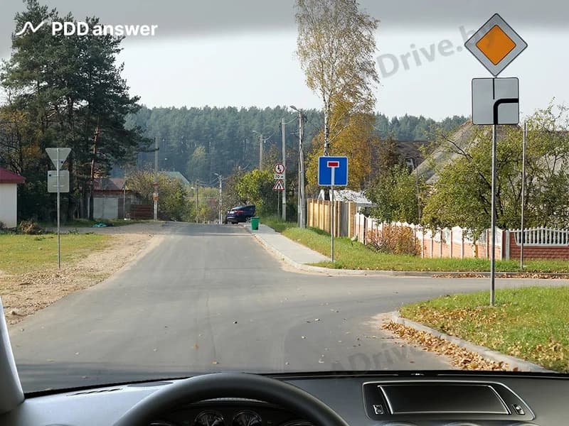 Разрешено ли Вам продолжить движение прямо через перекрёсток в показанной ситуации?