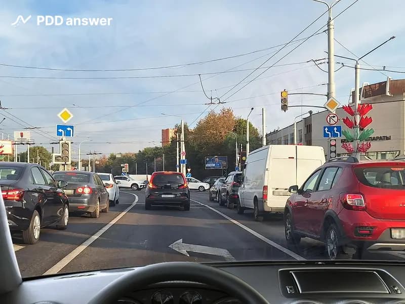 Вы по ошибке заняли не ту полосу, намереваясь двигаться на перекрёстке прямо. Как Вам следует поступить при включении разрешающего сигнала?