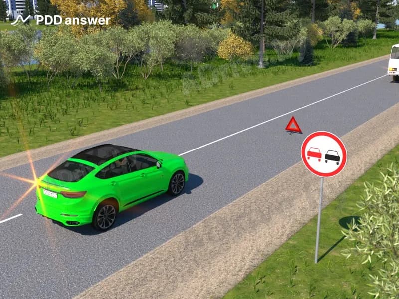 Разрешается ли водителю легкового автомобиля в показанной ситуации пересечь сплошную линию горизонтальной дорожной разметки, чтобы совершить объезд препятствия?