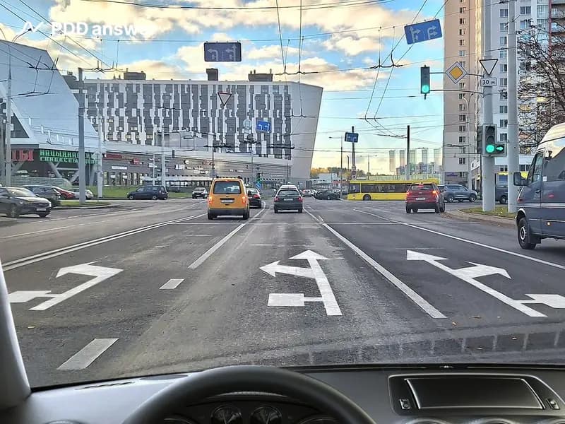 В каких направлениях из перечисленных Вам разрешено продолжить движение в показанной ситуации из занимаемой полосы движения?