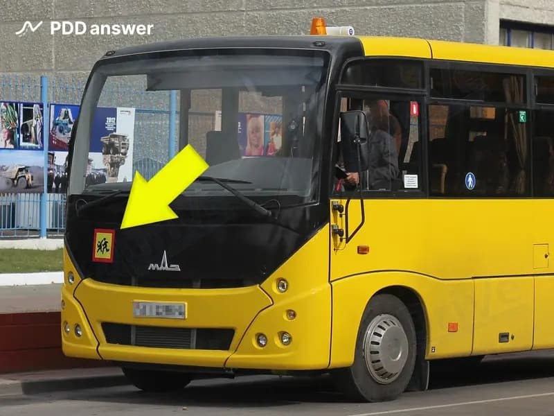 Что означает показанный опознавательный знак, установленный на автобусе?