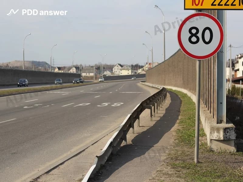 Каким транспортным средствам из перечисленных показанный дорожный знак повышает разрешённую скорость движения на данном участке дороги в населённом пункте?