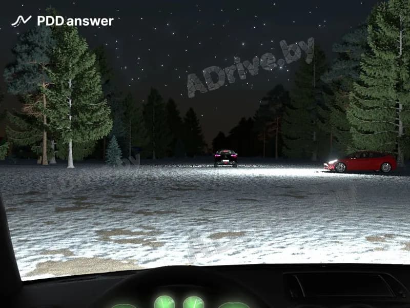 Как Вам следует поступить в показанной ситуации, двигаясь по заснеженной дороге в тёмное время суток, если движущийся впереди автомобиль проехал перекрёсток безостановочно?