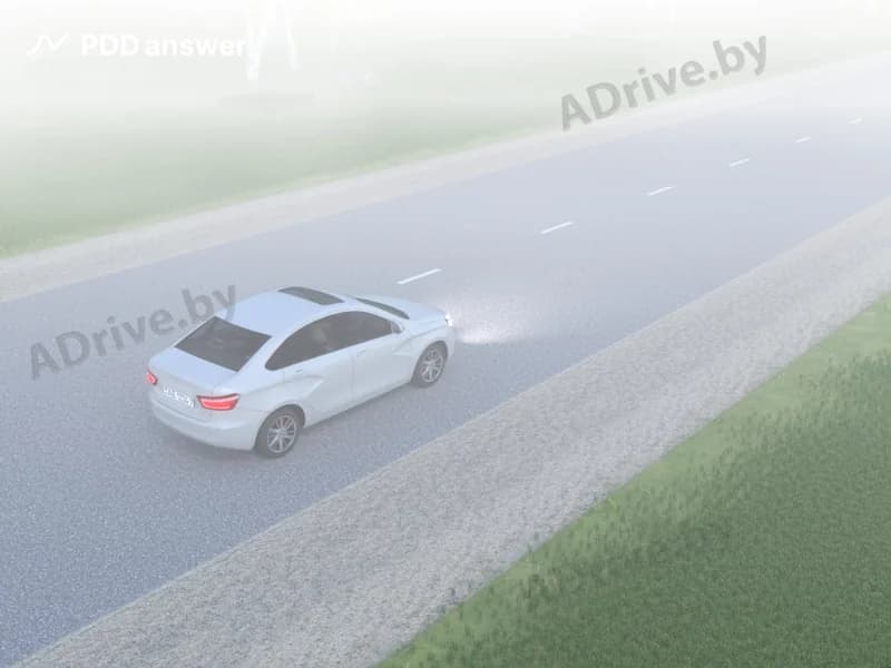 Разрешается ли водителю белого автомобиля совершить остановку в показанной обстановке, если видимость дороги в направлении движения в условиях недостаточной видимости составляет менее 100 метров?