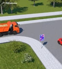 Какой из показанных автомобилей находится на главной дороге?
