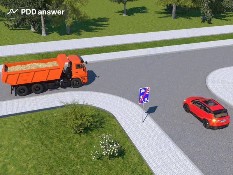 Какой из показанных автомобилей находится на главной дороге?