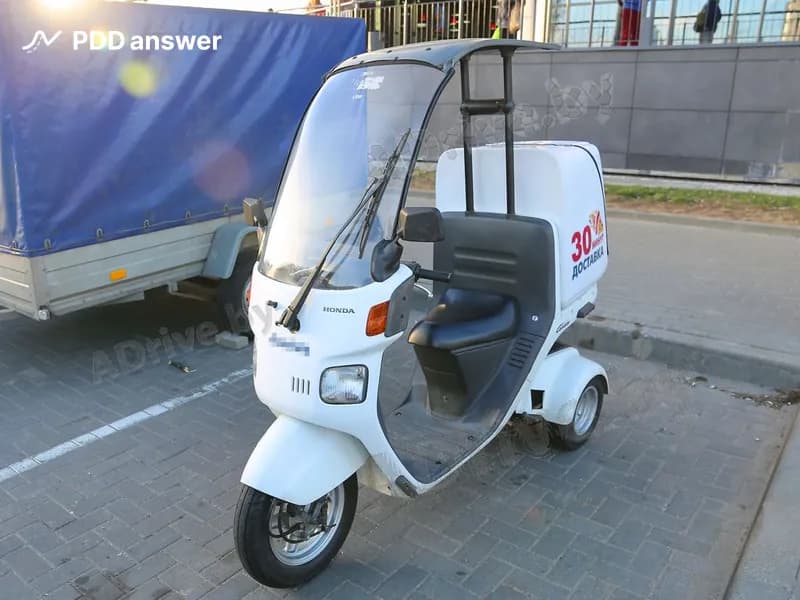 Требуется ли от водителя показанного транспортного средства при движении быть в застёгнутом мотошлеме?