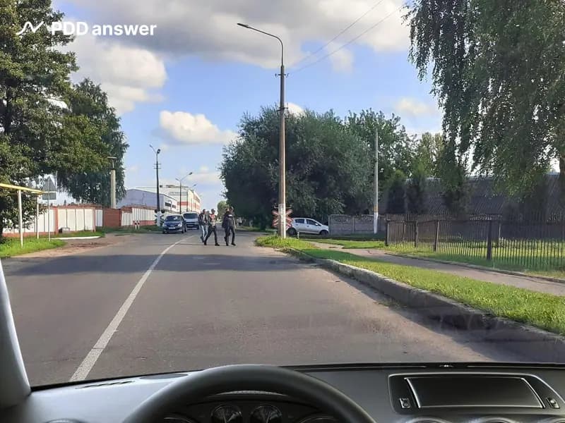 Как Вам следует поступить в показанной ситуации, если группа пешеходов переходит проезжую часть вне пешеходного перехода?