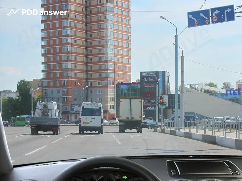 При управлении каким автомобилем из перечисленных Вам разрешено продолжить движение в занимаемой полосе?