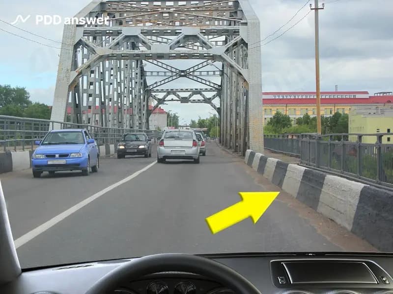 Каково назначение показанной вертикальной дорожной разметки?