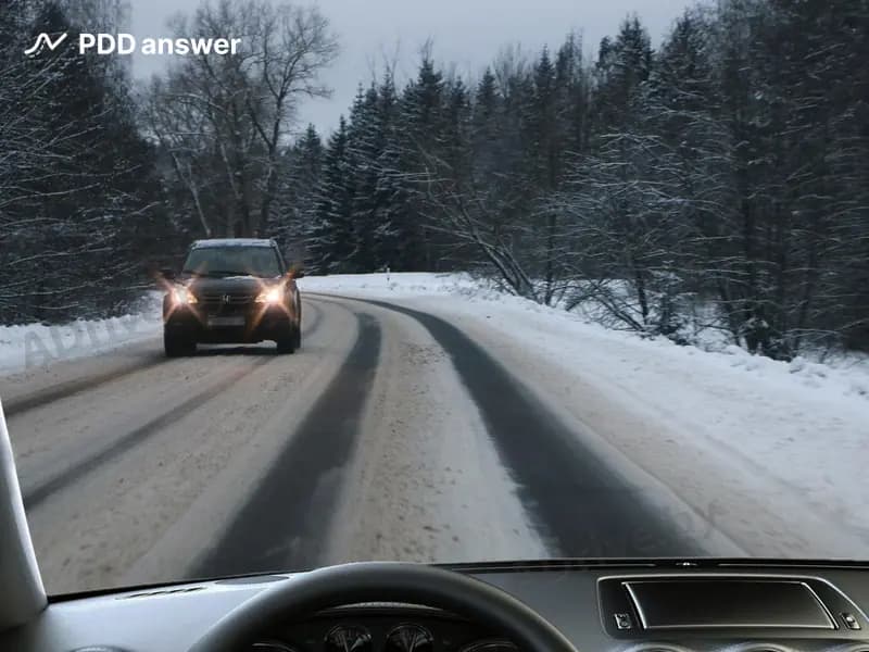 В каких случаях из перечисленных центробежная сила, действующая на автомобиль на повороте дороги, увеличится?
