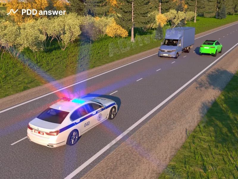 Водители каких автомобилей должны остановиться на обочине в показанной ситуации при приближении транспортного средства оперативного назначения?