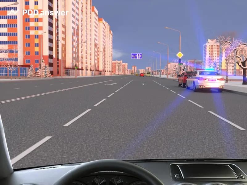 Как Вы должны поступить, приближаясь к стоящему транспортному средству оперативного назначения с включенным маячком синего цвета?