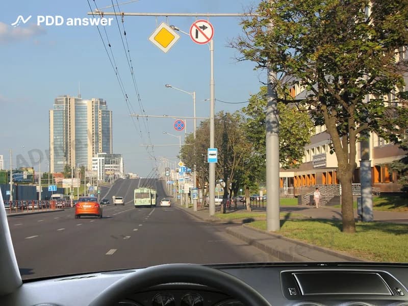 Разрешается ли Вам, управляя легковым автомобилем, повернуть на перекрёстке направо, если Вы работаете в здании, расположенном за перекрёстком?