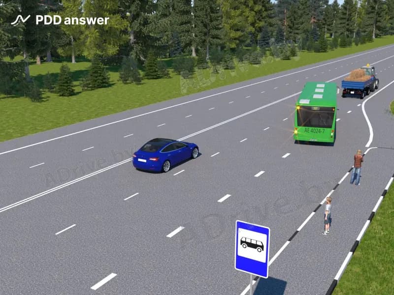 Должен ли водитель синего легкового автомобиля при движении вне населённого пункта уступить дорогу маршрутному автобусу, совершающему перестроение?