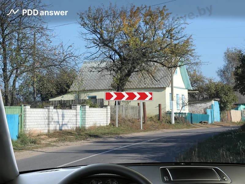 Должны ли Вы подавать сигнал световым указателем поворота при движении по дороге в показанной ситуации?