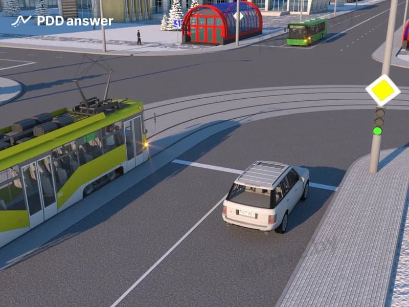 Как поступить водителю белого легкового автомобиля, если ему необходимо проехать перекрёсток прямо?