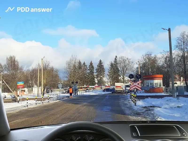 Как Вы, управляя автомобилем, должны поступить в показанной ситуации?