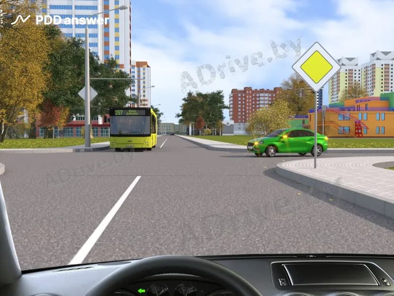 Кому в показанной ситуации Вы обязаны уступить дорогу при повороте налево на перекрёстке?