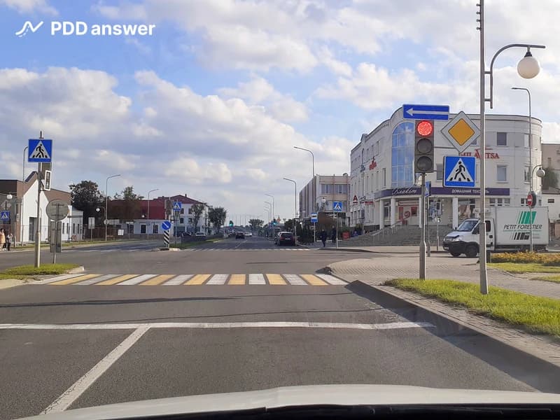 В каком направлении Вам будет разрешено продолжить движение в показанной ситуации при включении разрешающего сигнала светофора?