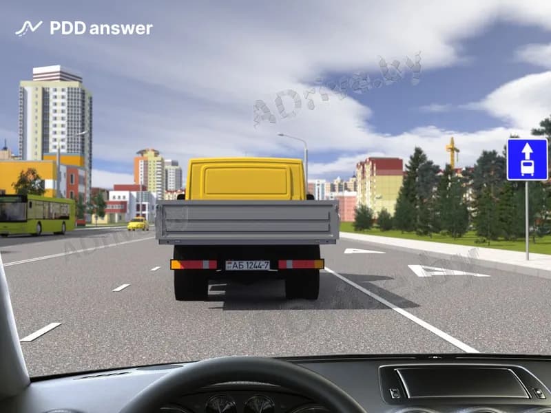 По какой полосе Вам разрешено осуществить опережение грузового автомобиля в показанной ситуации?