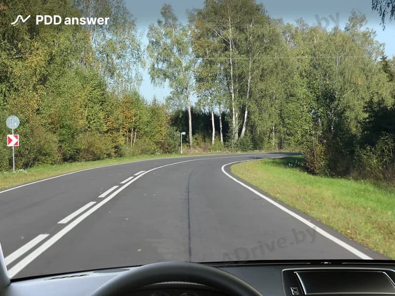 В каком из перечисленных случаев центробежная сила, действующая на автомобиль, уменьшится при прохождении поворота малого радиуса закругления?