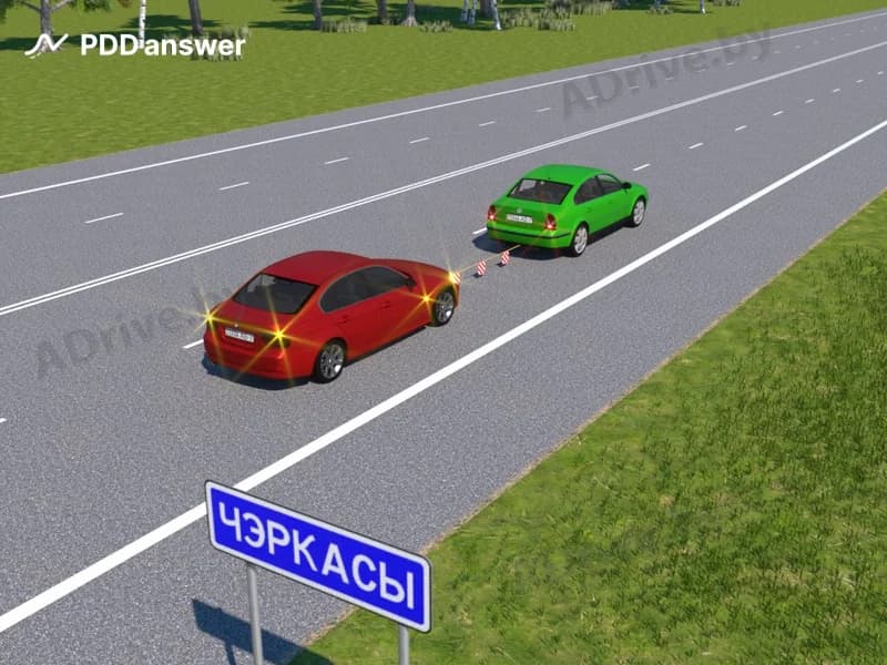 С какой максимальной скоростью разрешается движение автомобилей при буксировке в показанной ситуации?