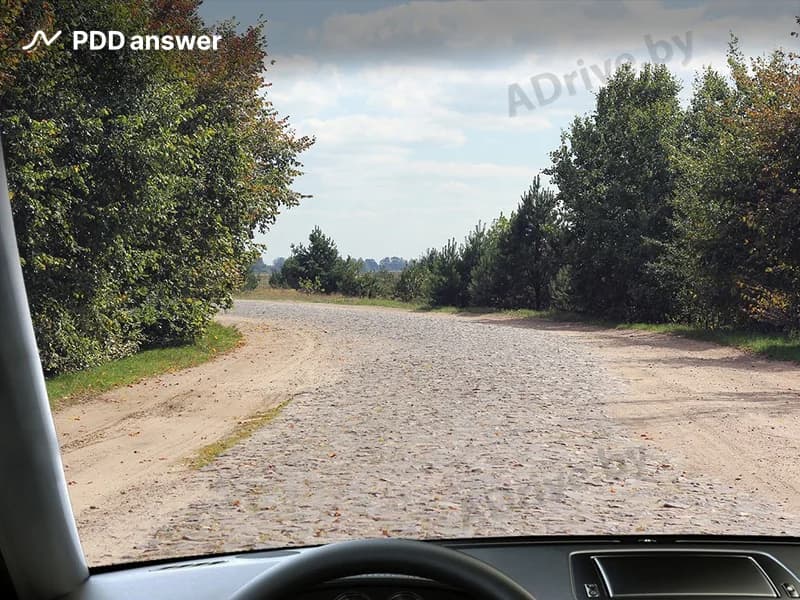 В показанной ситуации, подъезжая к повороту дороги, Вы находитесь в условиях, соответствующих термину: