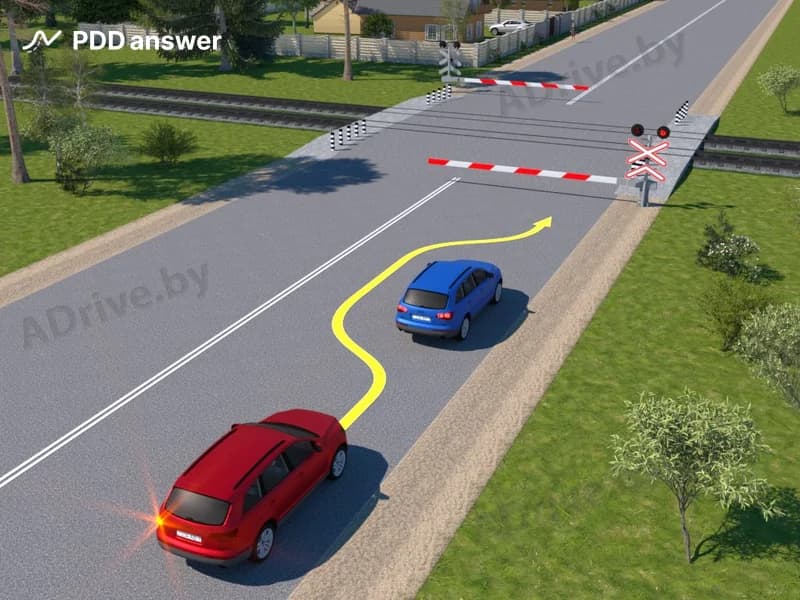 Разрешается ли в показанной ситуации объехать стоящее перед железнодорожным переездом транспортное средство?