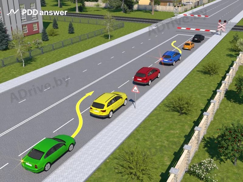 Водителю какого автомобиля разрешается объехать стоящие перед переездом транспортные средства так, как показано на рисунке?