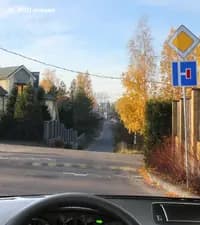 Разрешено ли Вам в показанной ситуации на перекрёстке повернуть направо?