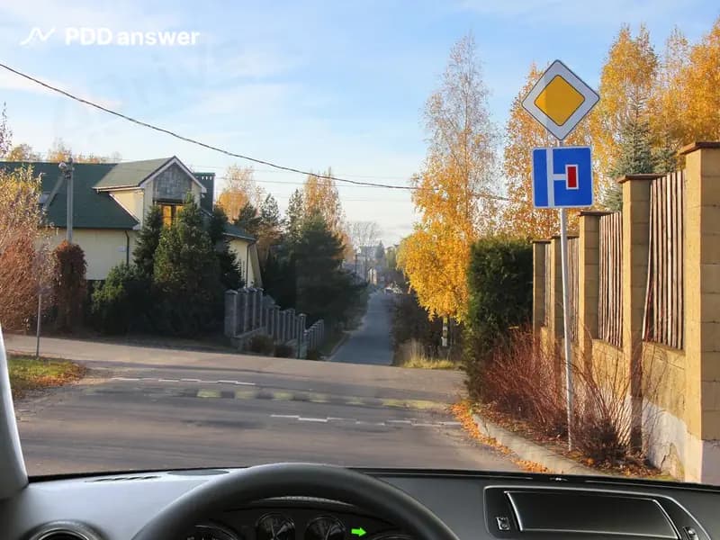 Разрешено ли Вам в показанной ситуации на перекрёстке повернуть направо?