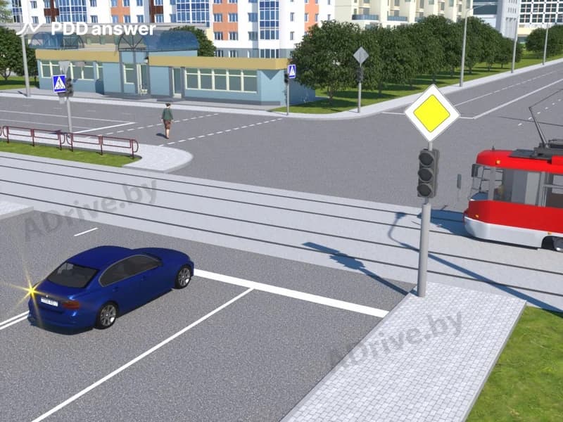 Кому обязан уступить дорогу (предоставить преимущество) водитель синего легкового автомобиля в показанной ситуации?