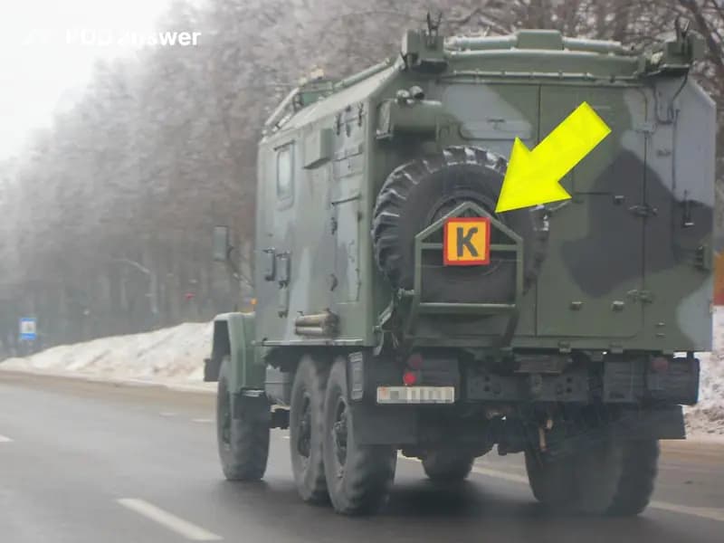 Что означает показанный стрелкой опознавательный знак, установленный на грузовом автомобиле?