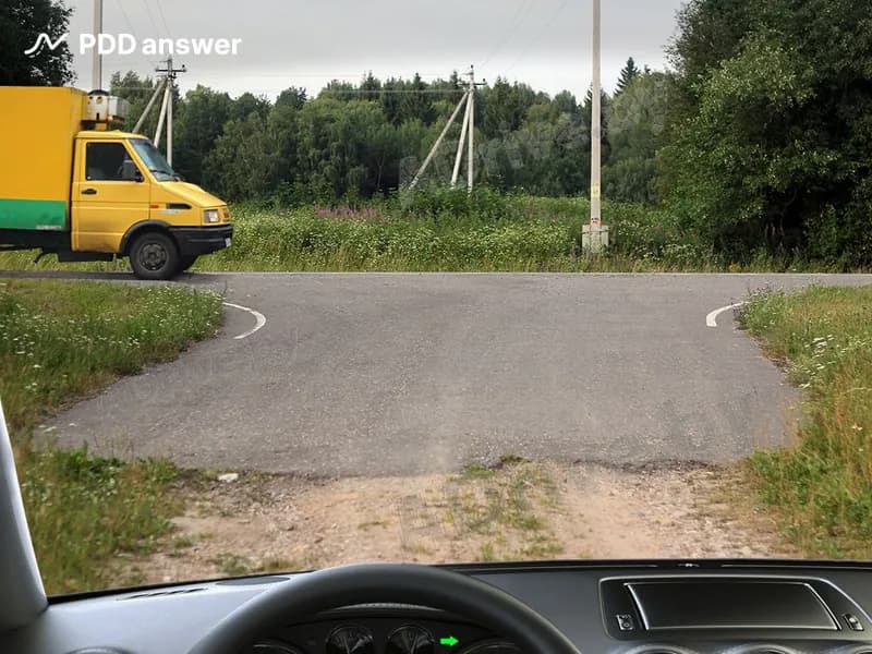 Как Вы должны поступить, двигаясь по дороге с гравийным покрытием, в показанной ситуации?