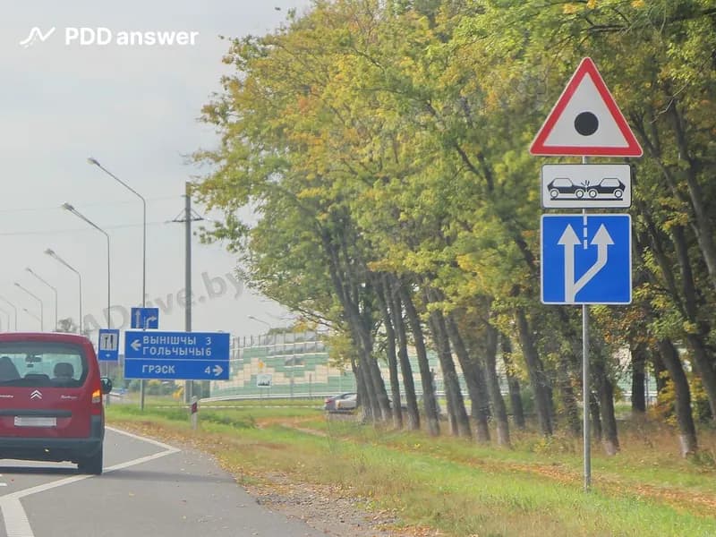 О чём информирует предупреждающий дорожный знак, установленный справа?
